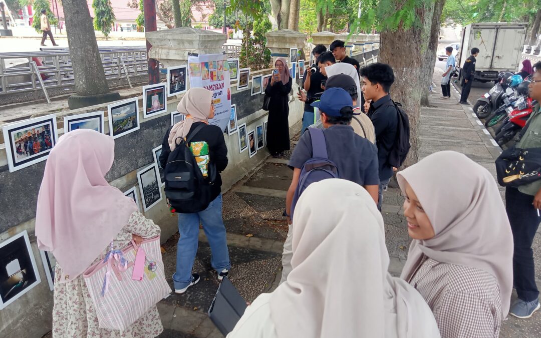 “Merekam Realita Lewat Lensa” Pameran FotografiPotret Budaya dan Religi Tanah Datar, Mahasiswa KPI Pamerkan Karya Visual“Merekam Realita Lewat Lensa” Pameran Fotografi
